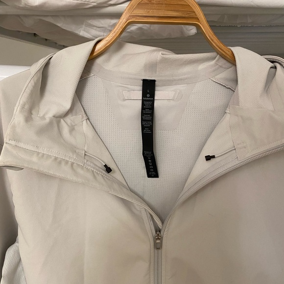 Lululemon Rain Jacket. Light Grey Size Large - Picture 2 of 3